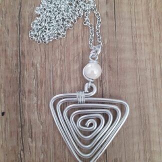 Collana triangolo con pietra bianca
