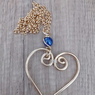 Collana cuore dorato con pietra blu in ceramica