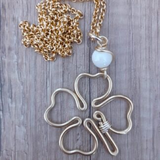 Collana quadrifoglio con pietra bianca in ceramica