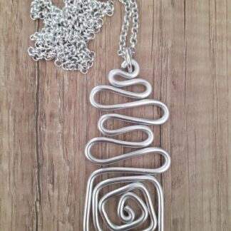 Collana serpentina e quadrato