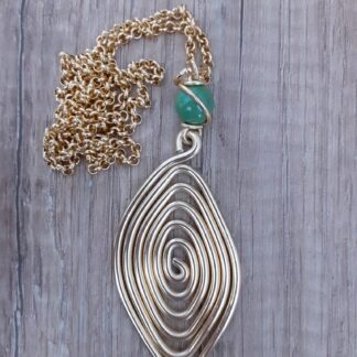 Collana ovale dorata con pietra verde