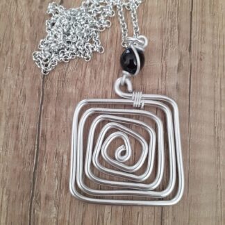 Collana quadrato con pietra nera in ceramica
