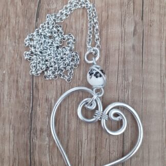 Collana cuore pietra bianca e fiori neri