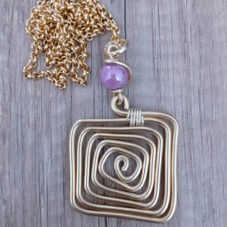 Collana quadrato dorato e pietra lilla in ceramica