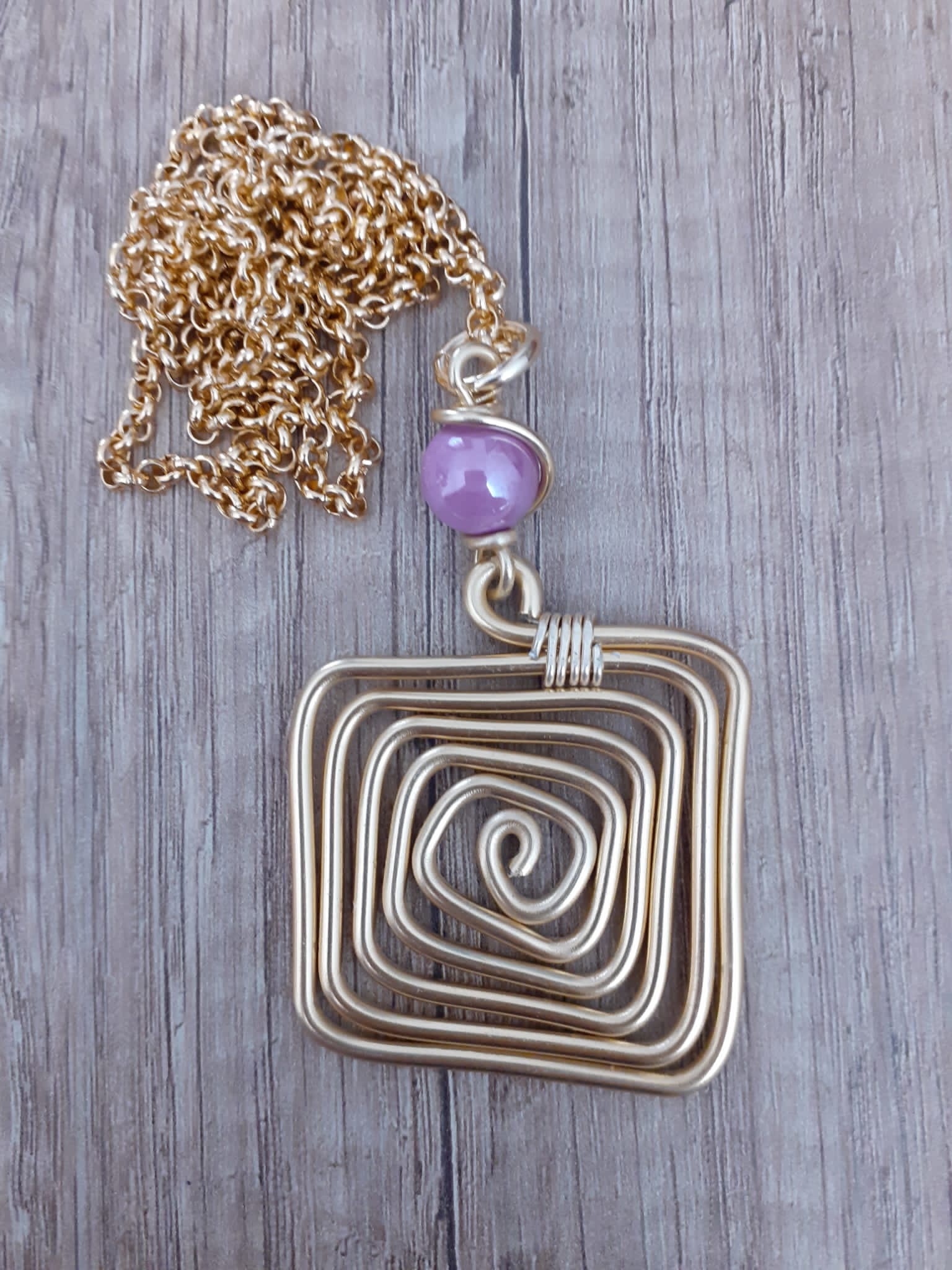 Collana quadrato dorato e pietra lilla in ceramica - Zanghi collection Collana quadrato dorato e pietra lilla in ceramica