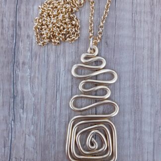 Collana serpentina e quadrato in alluminio dorato