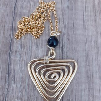 Collana triangolo con pietra nera in ceramica
