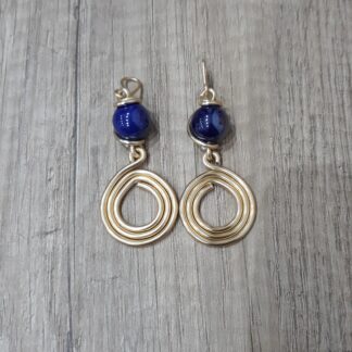 Orecchini spirale vuota dorati e pietre blu in ceramica