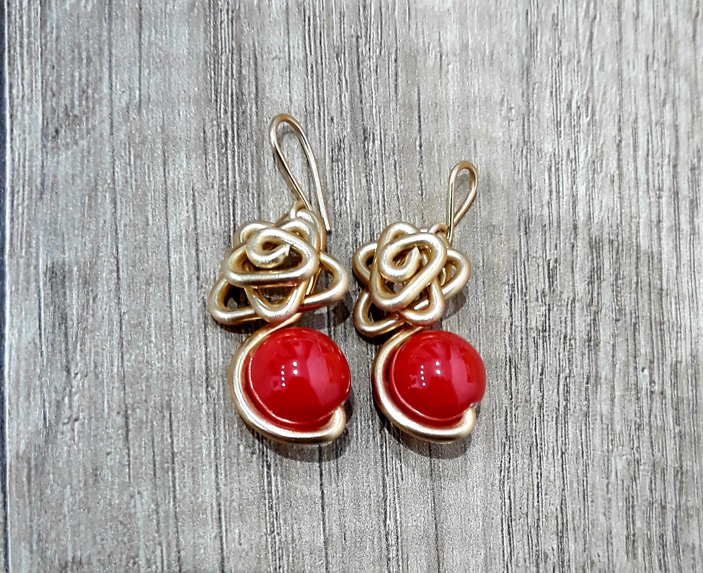 Orecchini artigianali - Zanghi collection Orecchini fiore dorati e pietre rosse in ceramica