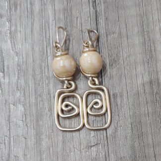 Orecchini dorati e pietre beige gr7