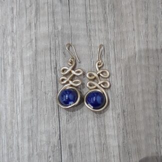 Orecchini dorati doppio infinito con pietre blu in ceramica