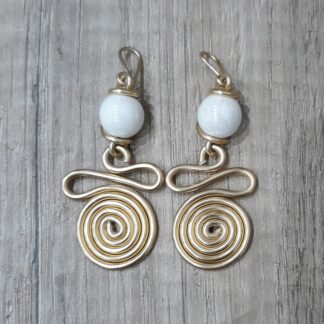 Orecchini dorati spirale e serpentina larga con pietre bianche in ceramica