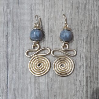Orecchini dorati spirale e serpentina larga con pietre grigie in ceramica