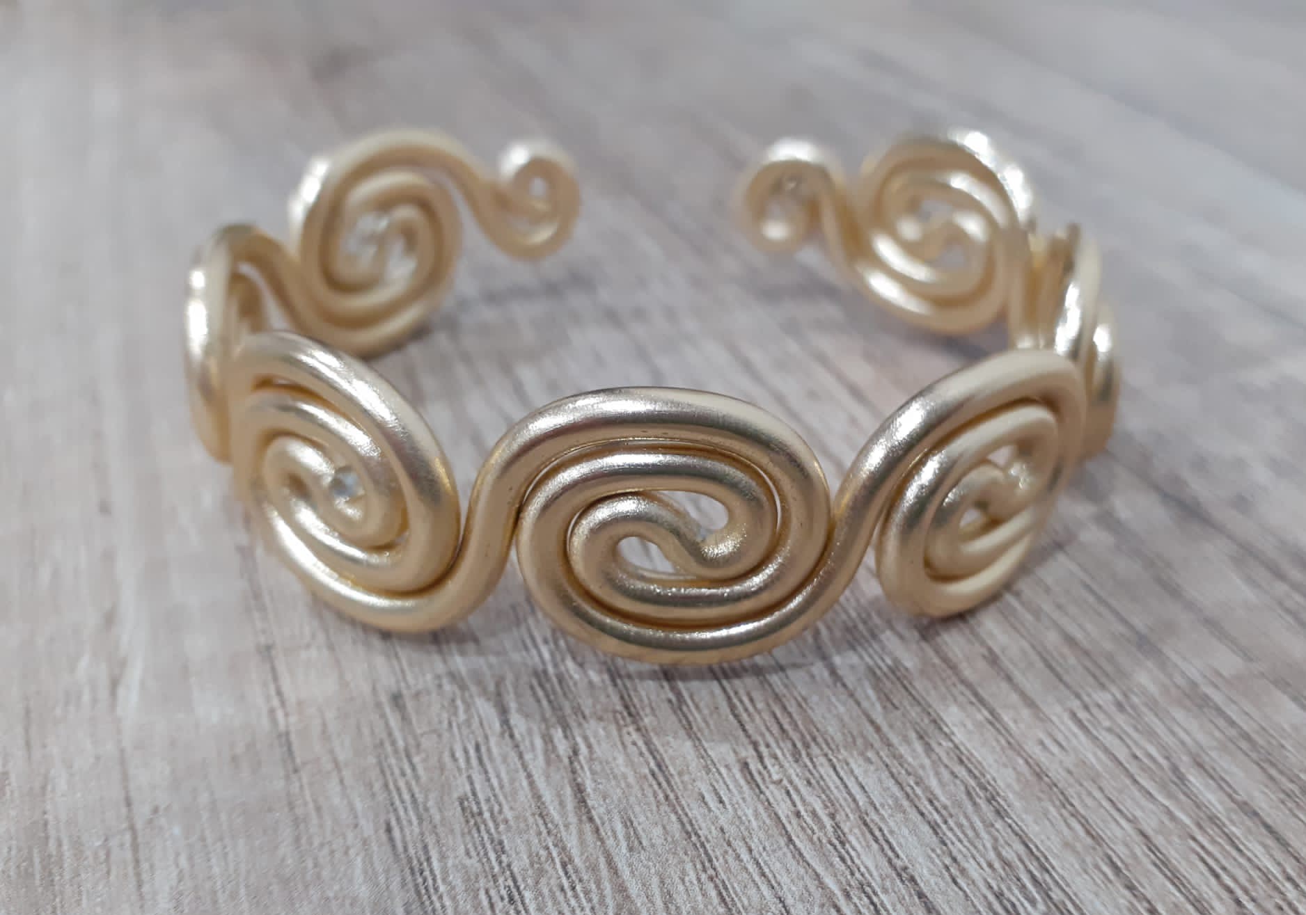 Bracciale rigido dorato con spirali - Zanghi collection Bracciale rigido dorato con spirali