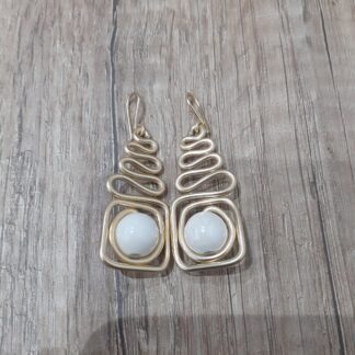 Orecchini quadrati serpentina e pietre bianche in ceramica
