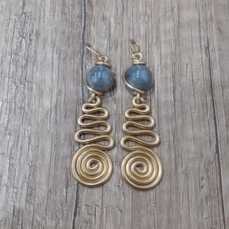 Orecchini serpentina e spirale con pietre grigie in ceramica