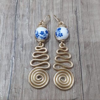 Orecchini serpentina con pietre con fiori blu in ceramica