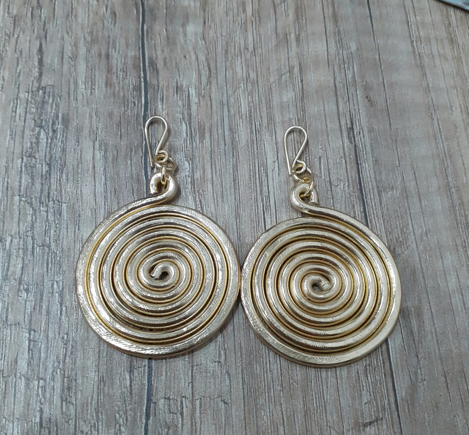 Orecchini artigianali spirale martellati in alluminio - Zanghi collection