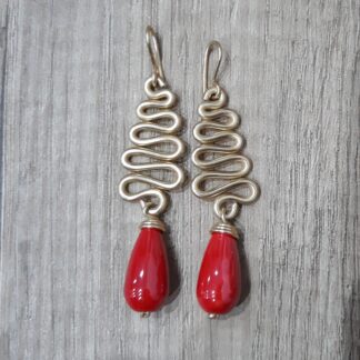 Orecchini artigianali dorati serpentina con pietre a goccia rosse