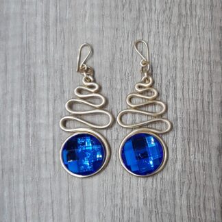 Orecchini artigianali dorati serpentina con pietre blu sfaccettate