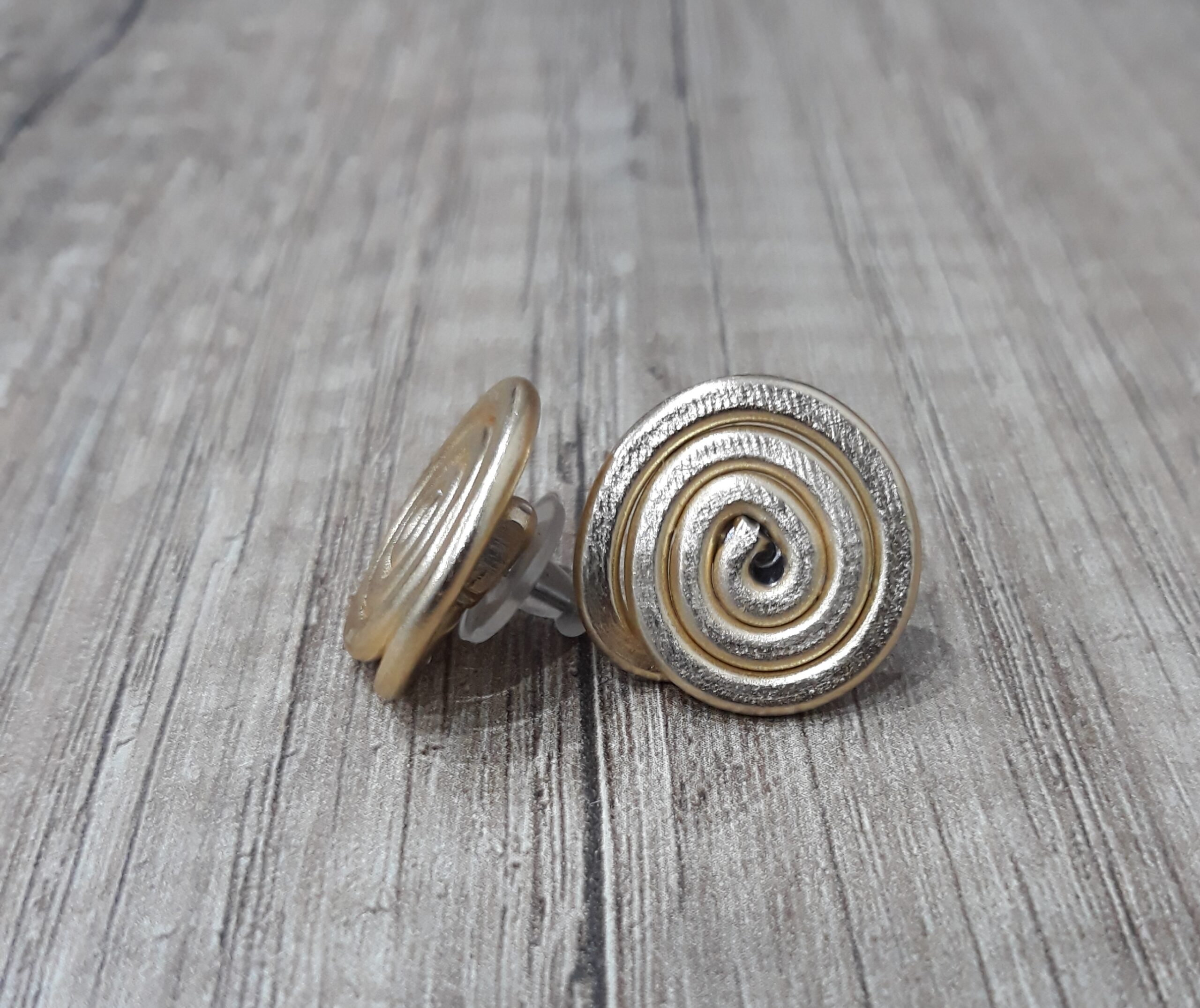 Orecchini artigianali dorati a vite con spirale - Zanghi collection Orecchini artigianali dorati a vite con spirale