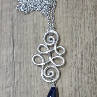 Collana artigianale doppia spirale con pietra blu a goccia