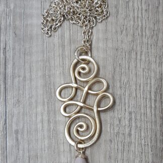 Collana dorata doppia spirale con pietra rosa in ceramica
