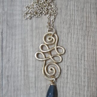 Collana artigianale dorata doppia spirale con pietra grigia