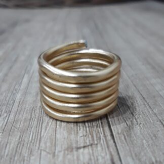Anello artigianale dorato a fascia 5 fili martellato