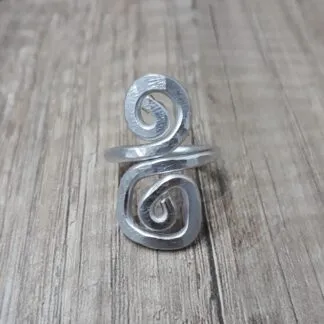 Anello artigianale spirale e quadrato martellato