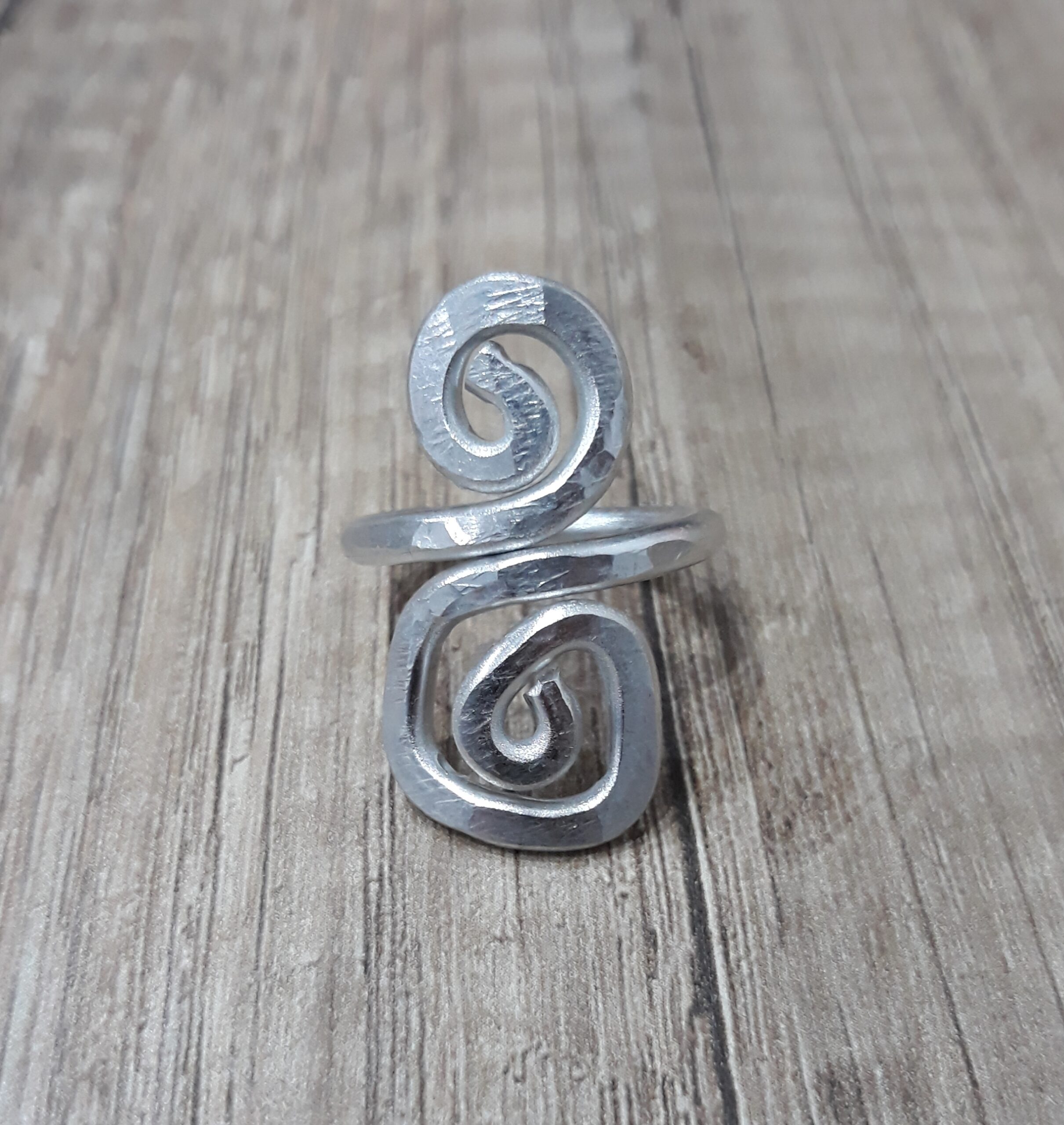 Anello artigianale spirale e quadrato martellato Zanghi collection