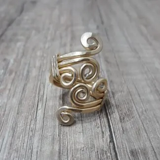Anello artigianale dorato grande a sei spirali