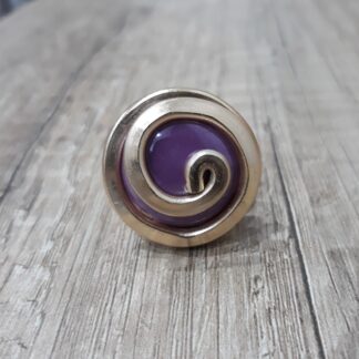 Anello grande artigianale con pietra lilla in ceramica