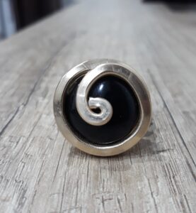 Anello artigianale dorato grande con pietra nera