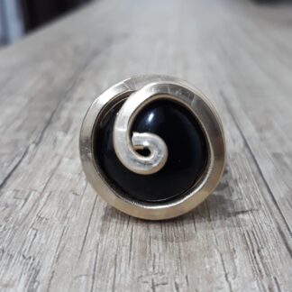 Anello artigianale dorato grande con pietra nera