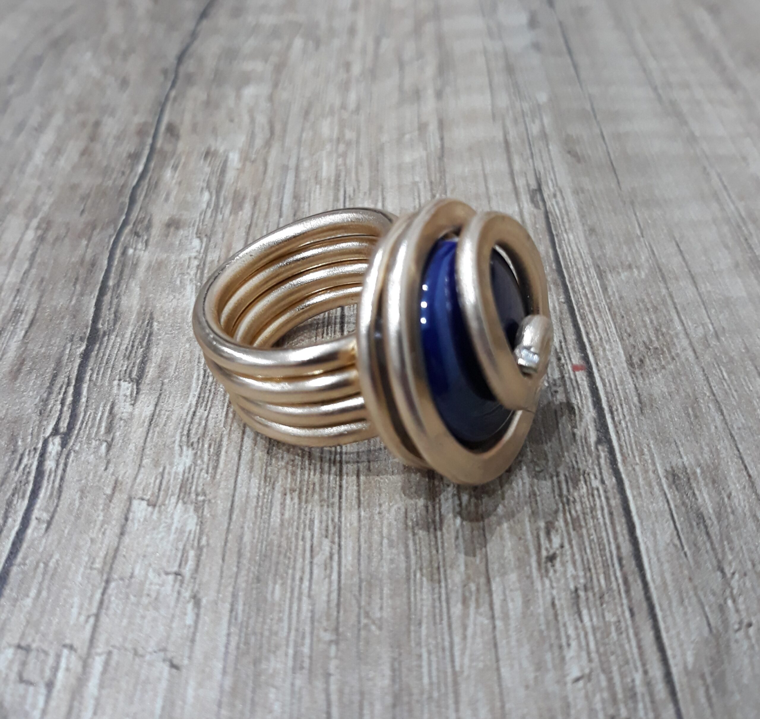 Anello artigianale dorato grande con pietra blu in ceramica - Zanghi collection Anello artigianale dorato grande con pietra blu in ceramica