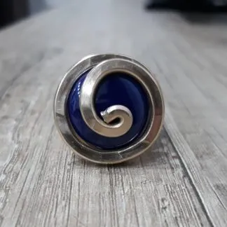 Anello artigianale dorato grande con pietra blu in ceramica