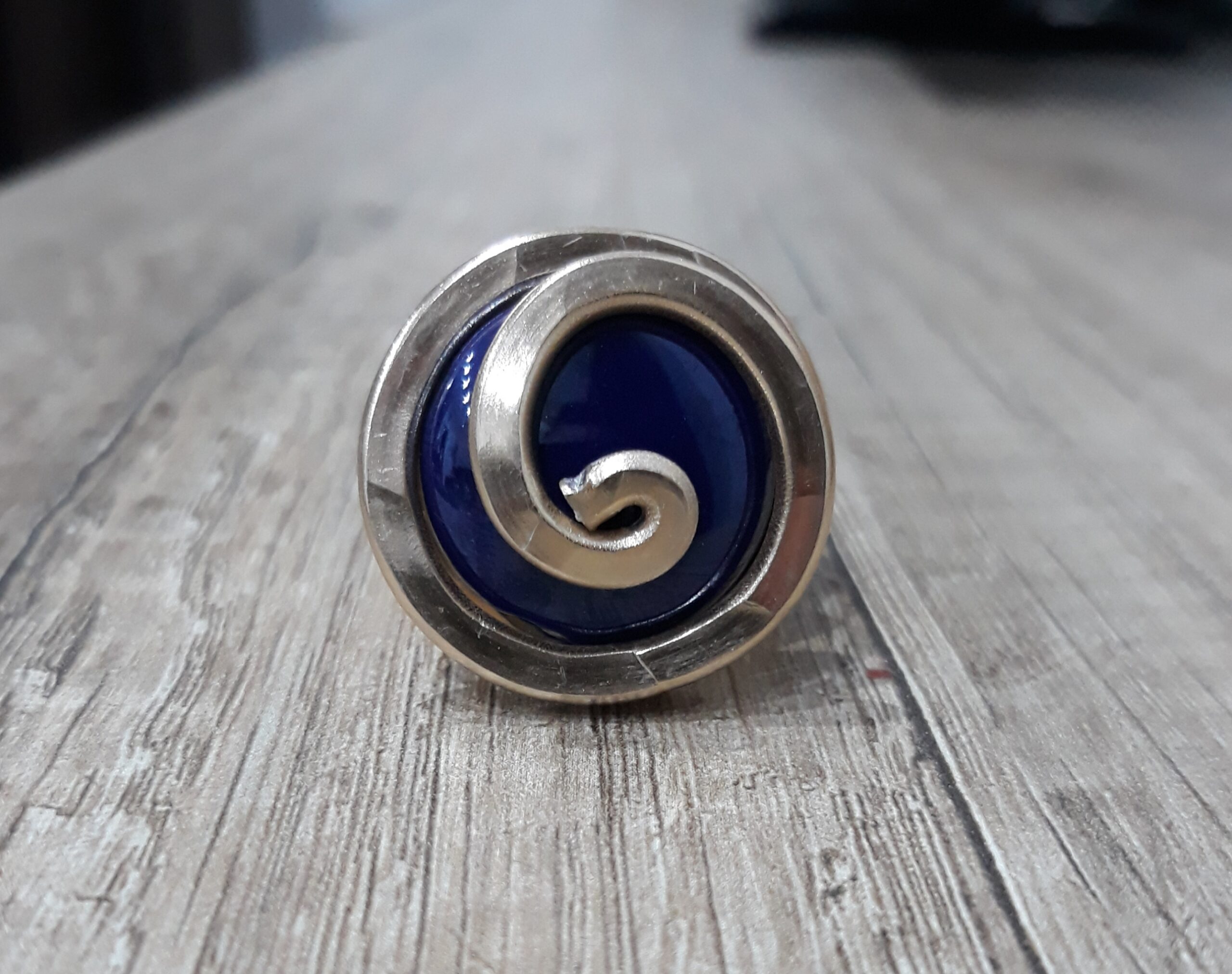 Anello artigianale dorato grande con pietra blu in ceramica - Zanghi collection Anello artigianale dorato grande con pietra blu in ceramica