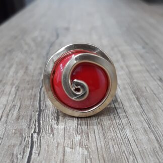 Anello artigianale dorato grande con pietra rossa