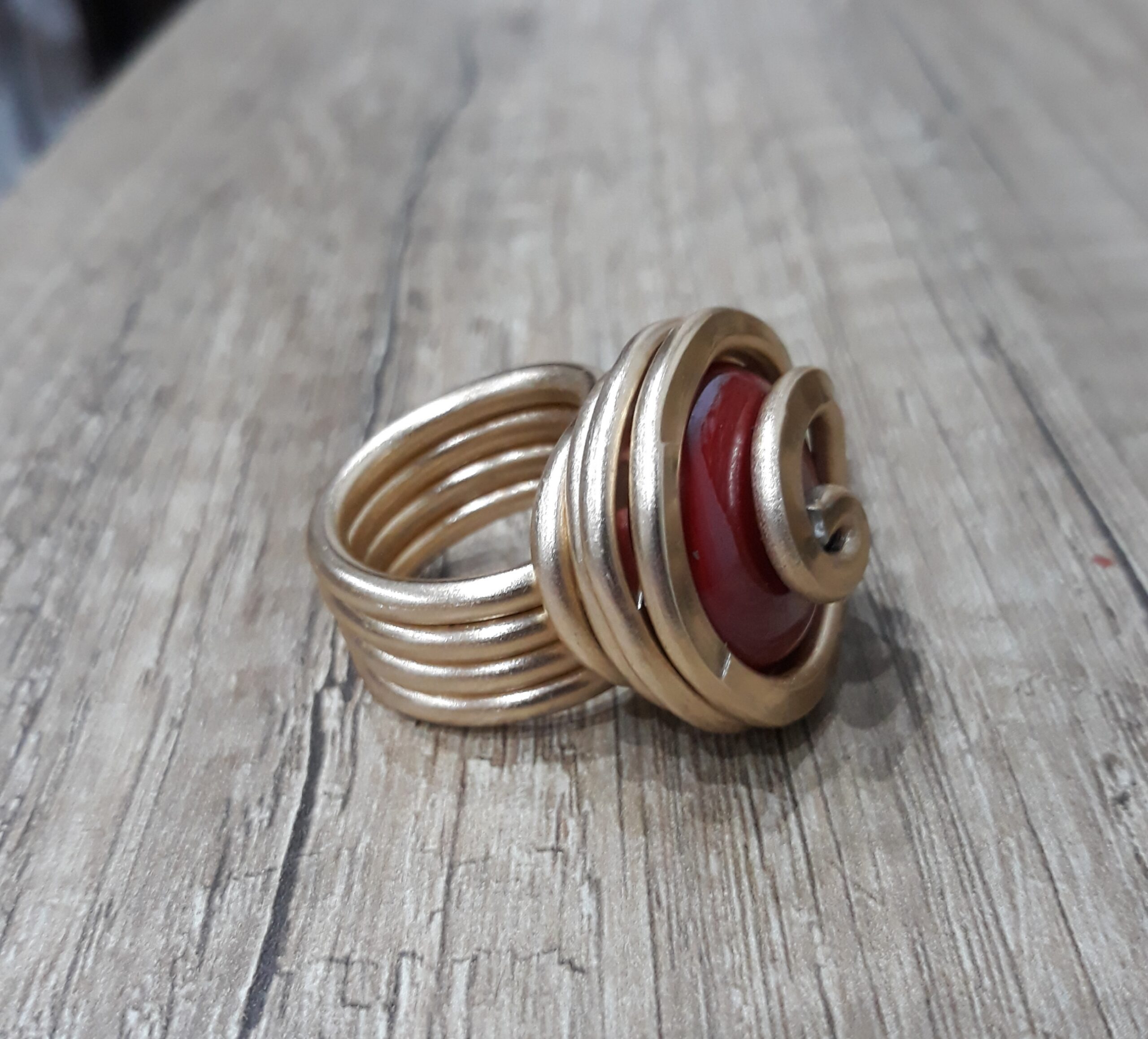 Anello artigianale dorato grande con pietra bordeaux in ceramica - Zanghi collection Anello artigianale dorato grande con pietra bordeaux in ceramica