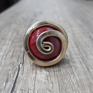 Anello artigianale dorato grande con pietra bordeaux in ceramica