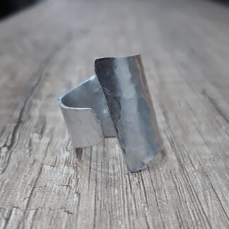 Anello artigianale martellato a fascia da 1mm
