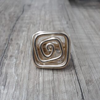 Anello artigianale grande dorato quadrato in alluminio