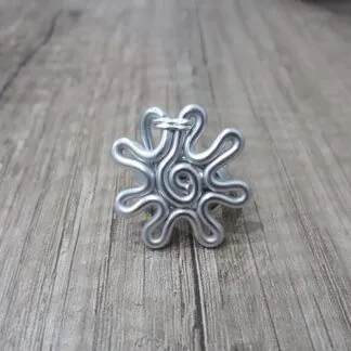 Anello artigianale in alluminio a fiore