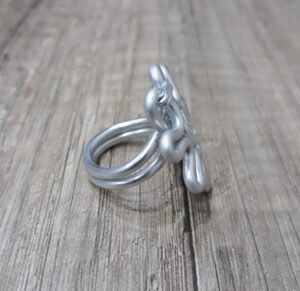 Anello artigianale in alluminio a fiore