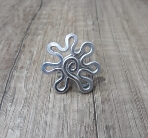 Anello artigianale grande in alluminio fiore martellato