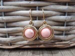 Orecchini artigianali alluminio dorato e pietre rosa