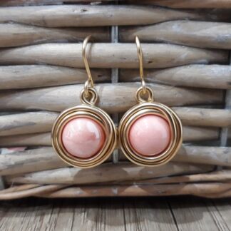 Orecchini artigianali alluminio dorato e pietre rosa