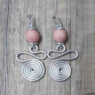 Orecchini artigianali in alluminio spirale e serpentina larga con pietre rosa