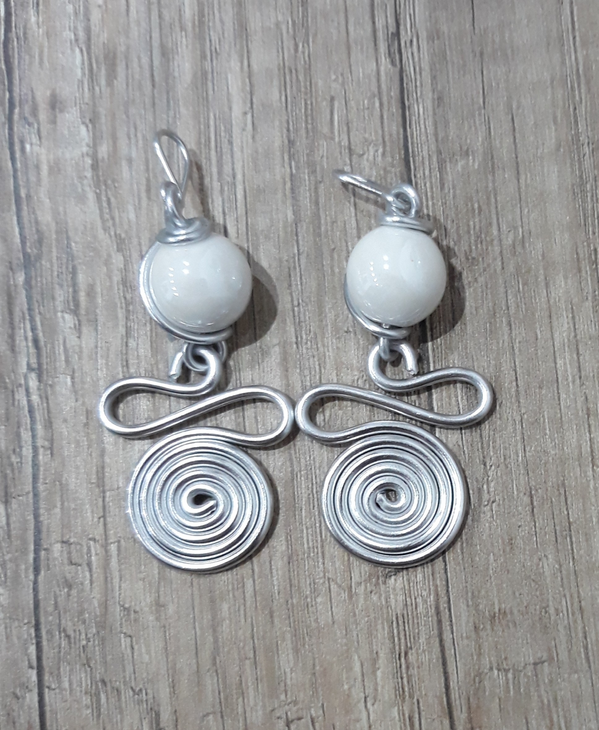 orecchini artigianali alluminio spirale pietre bianche gr 8